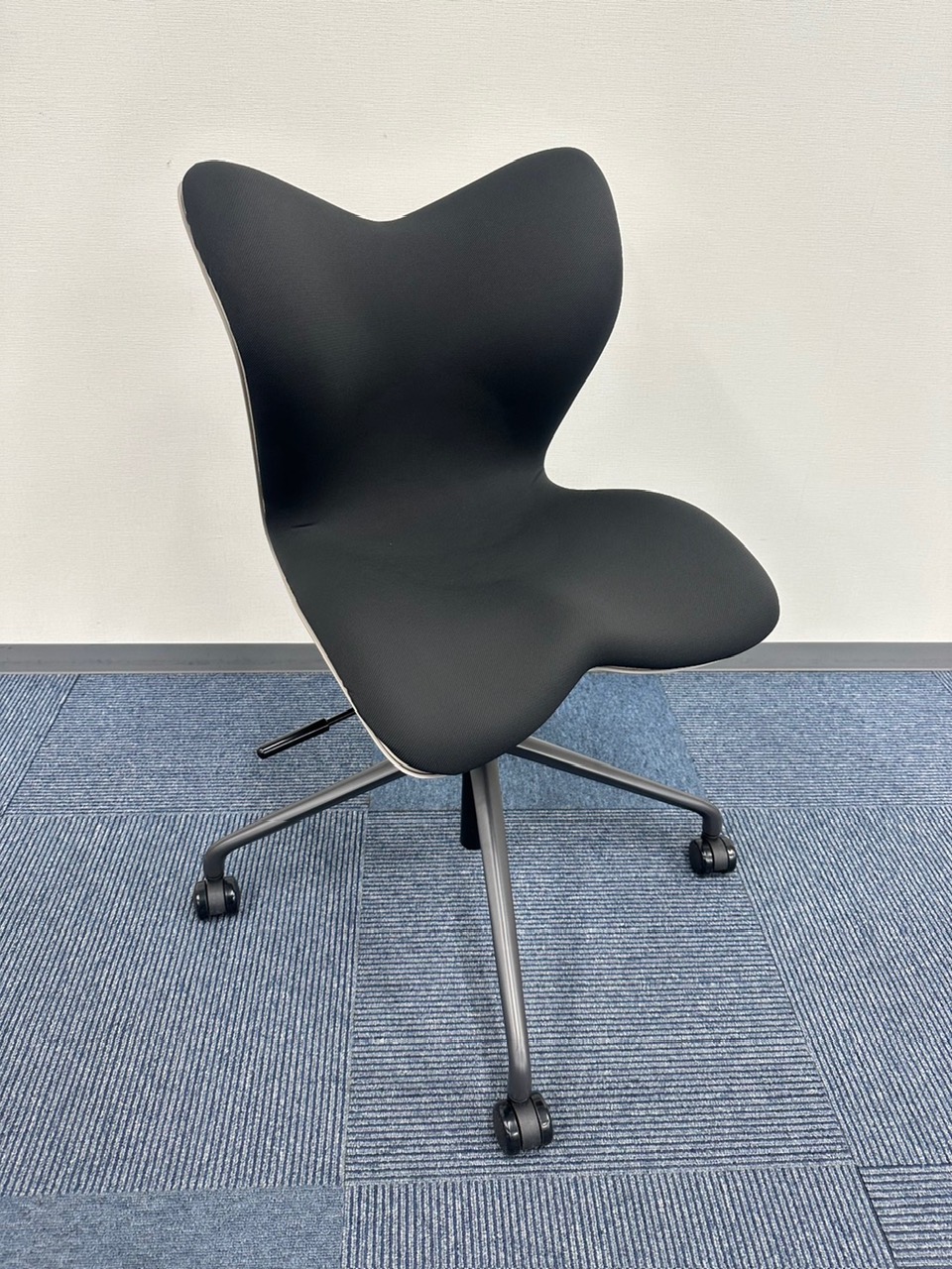 社員の健康を支える投資として、事務所椅子を更新しました！